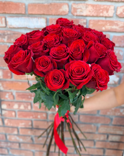 Classic Red - 25 premium roses